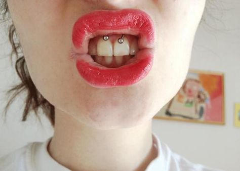 Piercing no smile pode rasgar? - 5 cuidados essenciais Lip Frenulum Piercing, Piercing Alla Lingua, Frenulum Piercing, Medusa Piercing Jewelry, Vertical Labret Piercing, Philtrum Piercing, Monroe Piercings, Smiley Piercing, Medusa Piercing