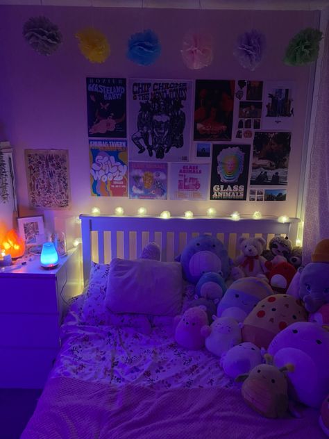 Room Inspo For Big Bedrooms, Pink Comfy Bedroom, Squishmallow Bedroom Aesthetic, Bed Squishmallow, Big Bedroom Aesthetic, Colourful Bedroom Aesthetic, Squishmallow Bedroom, Aesthetic Bedroom Posters, Comfy Bedroom Aesthetic