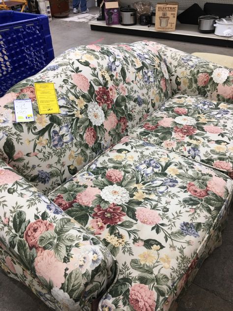 Floral Couch Living Room Modern, Grandma Couch, Floral Couches Living Room Cottage Style, Couch Pattern, 70s Floral Couch Living Rooms, 70s Floral Couch, Floral Couch, Old Floral Couch, Pattern Aesthetic