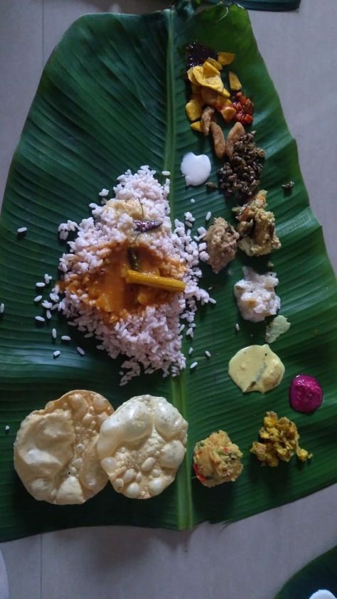 Onam Sadhya Photography, Onam Aesthetics, Sadhya Kerala, Onam Food, Onam Poses, Onam Aesthetic, Onam Photoshoot Ideas, Onam Songs, Onam Photos