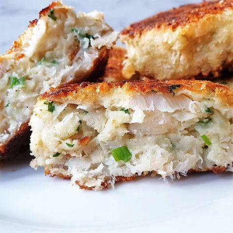 Homemade Fish Cakes, Easy Fish Cakes, Cod Fish Cakes, Cake Recipes Uk, Fish Cakes Recipe, Fish Cakes, Supper Ideas, Veggie Food, Fish Cake