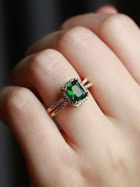 30+ Wedding Rings That’ll Sweep Your Lady Right Off Her Feet Emerald Engagement Ring Vintage, Vintage Emerald Engagement Ring, Popular Engagement Rings, Antique Engagement Ring, Engagement Ring Rose Gold, Engagement Ring Vintage, Gold Ring Designs, Art Deco Engagement, Emerald Engagement