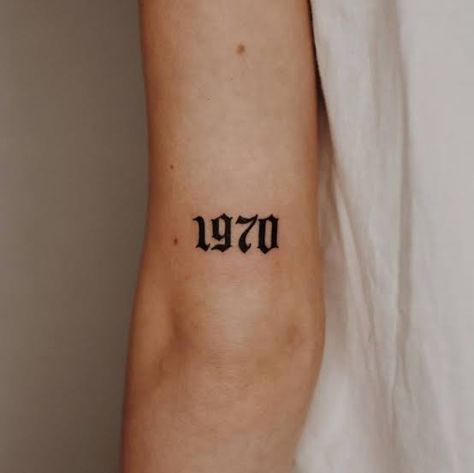 Men Number Tattoo, 3 Dates Tattoo, Birthyear Tattoo Men, 1995 Tattoo Old English, 1970 Tattoo Number, Birthyear Tattoo Ideas, Numbers Tattoo Ideas, 1970 Tattoo, 1973 Tattoo