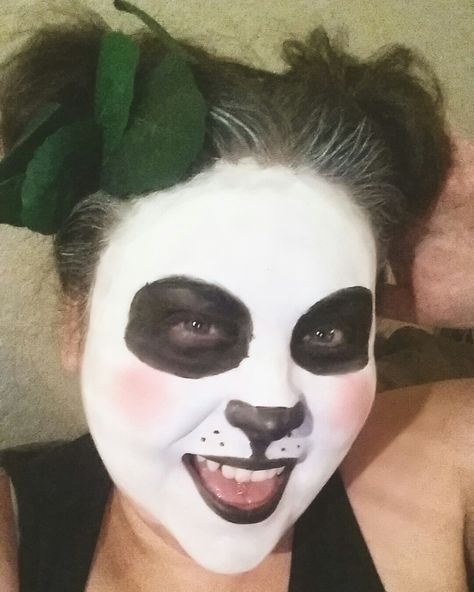 Panda makeup Panda Makeup Halloween, Diy Panda Costume, Animal Makeup Looks, Madagascar Musical, Panda Face Paint, Paint Party Ideas, Bear Face Paint, Panda Makeup, Face Paint Tutorial