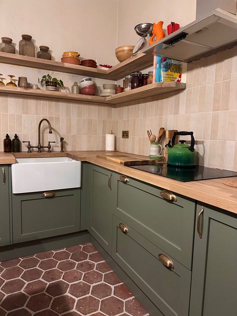 Terrecota tile floor green kitchen Green Kitchen Terracotta Floor, Green Tile Floor Kitchen, Green And Terracotta Kitchen, Kitchen Terracotta Floor, Red Tile Kitchen, Terracotta Kitchen Floor, Green Tile Floor, Red Tile Floor, Olive Green Kitchen