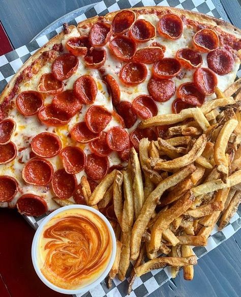 Pizza And Fries, Pizza Design, Pizza Recipes Dough, Food Obsession, Dessert For Dinner, French Fries, Beautiful Food, Pepperoni Pizza, Pretty Food