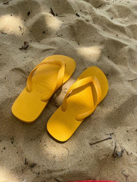 Flipflops Aesthetic, Havaianas Aesthetic, Flip Flops Aesthetic, Dr Belongings, Yellow Flip Flops, Summer Wishlist, Tiktok Trends, Havaianas Flip Flops, Beach Flip Flops