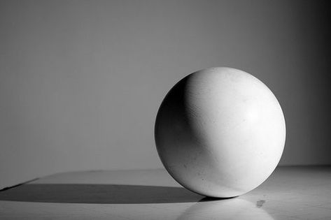 Sphere Reference Photo, Sphere Shading, Moment Drawing, Lighting Study, Geometric Shapes Drawing, Photo Course, Still Life Pictures, Shadow Drawing, Plaster Sculpture