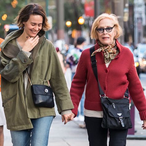 Sarah Paulson and Holland Taylor--32 year age gap and happily in love. Age Gap Couples, Age Gap Love, George And Amal, Holland Taylor, Dating Women, Sarah Paulson, Amal Clooney, Helena Bonham Carter, Middle Aged Women