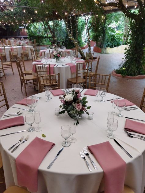 Garden 🏜️ desert venue. Dusty rose napkins Dusty Rose And Blush Wedding, Pink Theme Table Decoration, Wedding Table Round Setting, Center Piece For Quinceañera Table, Dusty Rose Quinceanera, Wedding Venue Centerpieces, Wedding Table Decorations Dusty Rose, Garden Wedding Reception Ideas, Wedding Table Dusty Rose