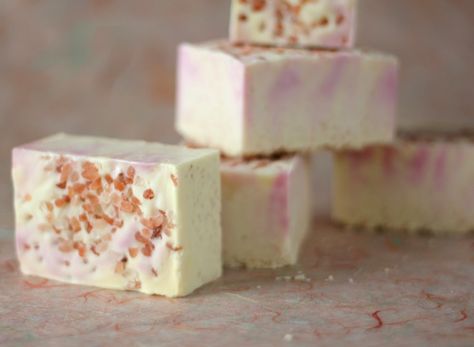 Pretty In Pink Soap Kit Diy Soap Bars, Soap Queen, Salt Bar, Salt Soap, Săpunuri Handmade, Bath Salts Diy, Cold Process Soap Recipes, Soap Tutorial, Pink Sea Salt