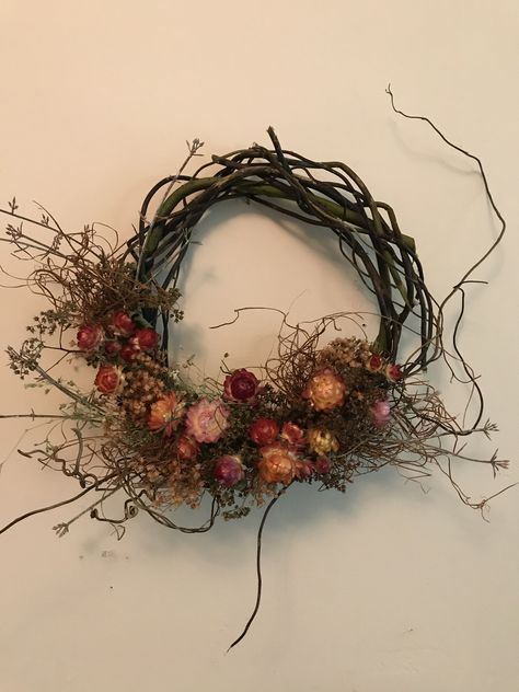 Grapevine Wreath With Dried Flowers, Curly Willow Wreath, Willow Wreath Ideas Christmas, Dried Flower Wreath Diy, Dry Flower Wreath, Dried Flowers Crafts, Christmas Centrepieces, Dried Floral Wreaths, Spring Flower Wreath