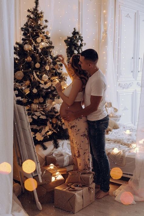 Maternity Christmas Pictures, Christmas Pregnancy Photos, Winter Maternity Pictures, Winter Maternity Shoot, Vom Avea Un Copil, Couple Winter, Baby Bump Photoshoot, Winter Maternity Photos, Christmas Pic