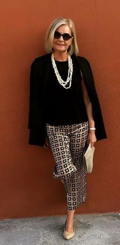 Over 60 Fashion Classy, Classic Fashion Looks, Fall Work Outfits, Framing Pieces, Look Boho Chic, Stylish Outfits For Women Over 50, Stunning Hairstyles, Over 60 Fashion, Older Women Fashion