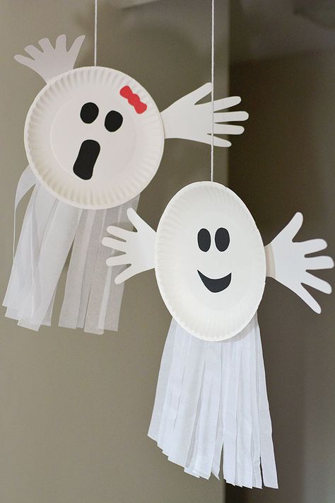 These paper plate ghosts are such a fun and easy handprint craft! This is such a great Halloween craft for younger kids, toddlers, and preschoolers and a fun fall activity for kids of all ages. Dekorasi Halloween, Halloween Crafts Preschool, October Crafts, Fun Halloween Crafts, Halloween Arts And Crafts, Halloween Preschool, Adornos Halloween, Easy Halloween Crafts, Daycare Crafts