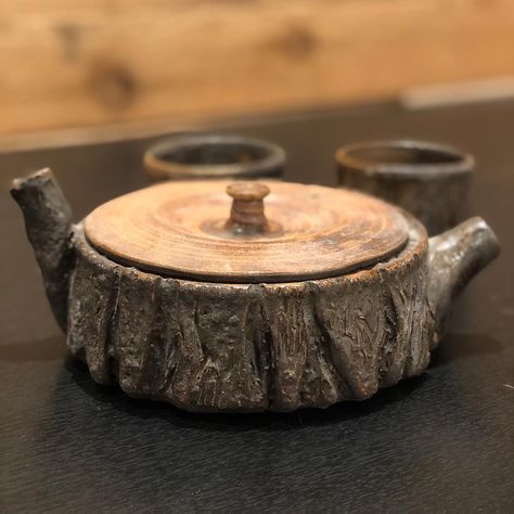 Creative Teapots Ceramics, Ceramic Tree Stump, Clay Teapots Handmade, Ceramic Sets Ideas, Ceramic Teapots Handbuilt, Sculptural Teapot, Teapot Sculpture, Tree Ceramics, Mushroom Teapot