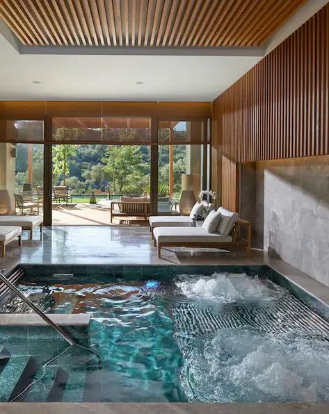 Indoor Pool House, Indoor Swimming Pool Design, Indoor Jacuzzi, Home Spa Room, Moderne Pools, Indoor Pool Design, Indoor Spa, Piscina Interior, Indoor Pools