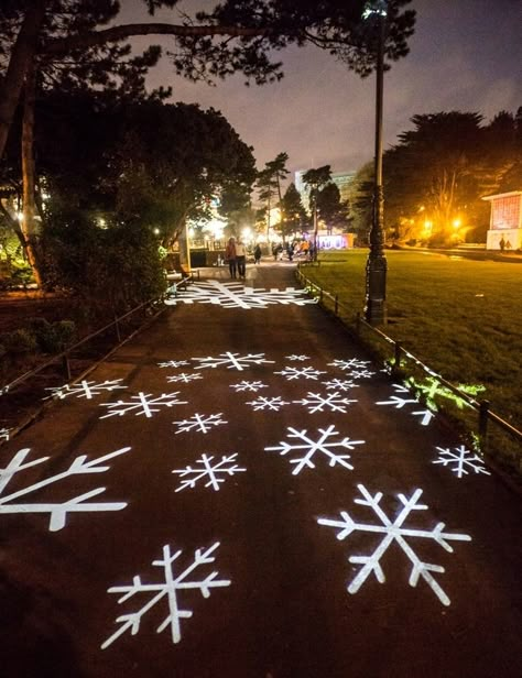 Beautiful snowflake lights in Bournemouth Lower Gardens Christmas Tree Ideas Natural, Christmas Decor Yard Decorations, Outside Christmas Decor Yard Decorations, Hunter Green Christmas Decor, Diy Christmas Outdoor Decorations, Woodsy Christmas Decor, Banff Christmas, Hunter Green Christmas, Diy Christmas Outdoor