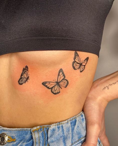 Tato Dada, Butterfly Tattoos On Arm, Rib Tattoos For Women, Belly Tattoos, Hand Tattoos For Girls, Pretty Hand Tattoos, Butterfly Tattoos For Women, Chest Tattoos For Women, Small Meaningful Tattoos