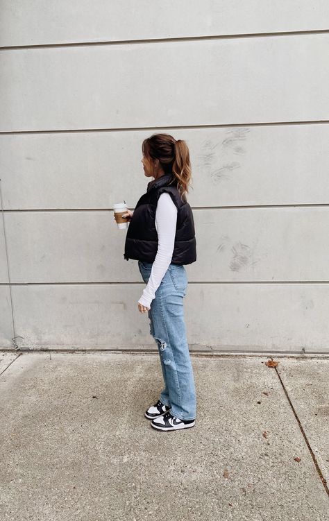 Nike Dunks Outfit Woman Fashion Styles, Winter Panda Dunks Outfit, Fall Dunk Outfits, Styling Nike Dunks Women Outfits, How To Style Rose Whisper Dunks, Low Dunk Nike Outfits, Low Dunk Outfit Women, Black Nike Dunks Outfit Woman, Nike Dunk Low Panda Outfit Women Winter