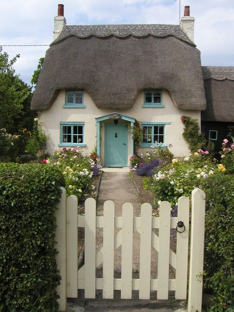 Irish Cottage Decor, Irish Cottage Interiors, Irish Cottages, Hobbit Houses, Cute Cottages, English Cottages, Irish Cottage, Fairytale Cottage, Storybook Cottage