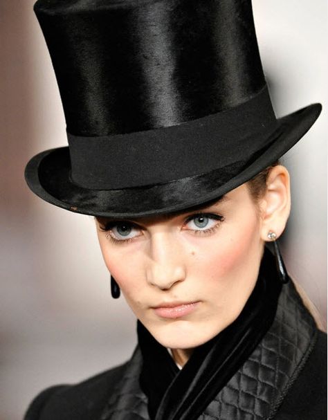 sexy riding hat English Hats, Ralph Lauren Fall, Equestrian Chic, Crazy Hats, The Mad Hatter, New York Fall, Head Gear, Top Hats, Love Hat