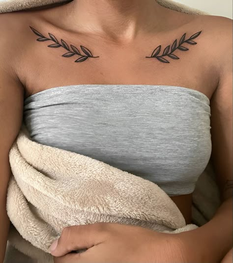 50 Gorgeous Minimalist Tattoos To Level Up Your Feminine Grace - Beauty, Fashion, Lifestyle and Trending Collar Tattoo, Pretty Tattoo, Bone Tattoos, Tattoo Hand, Inspiration Tattoos, Spine Tattoos For Women, Unique Tattoo Designs, Minimalist Tattoos, Collar Bone Tattoo