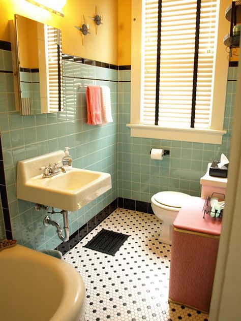 vintage bathroom 1940s Bathroom, Black Tile Bathrooms, Casa Retro, Retro Bathrooms, Retro Renovation, Bad Inspiration, Casa Vintage, Black Tiles, Vintage Bathrooms