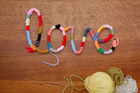 Yarn Wrapped Letters, Diy Laine, Yarn Letters, Valentines Bricolage, Rainy Day Crafts, Pipe Cleaner Crafts, Astuces Diy, Art Yarn, Yarn Diy