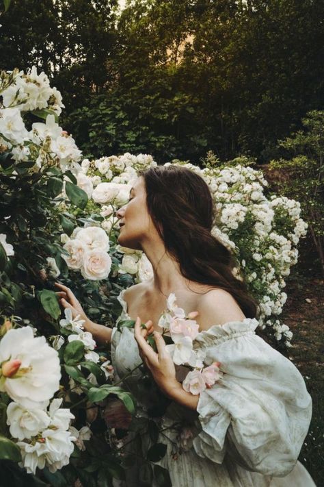 Must-Follow Instagram Account: @jamiebeck.co - writer and photographer living in Provence, France Woman With Roses Photography, Honeymoon France, Professional Shoot, Jamie Beck, Aesthetic Couple, Feminine Fashion, Garden Photography, Beauty Portrait, Flower Photography