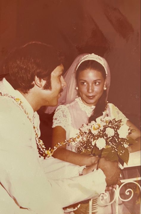 1960 Wedding Photos, 70s Wedding Pictures, Vintage Mexican Wedding Photos, 1970s Aesthetic Wedding, Old Wedding Pictures, 1970s Wedding Photos, Vintage Wedding Photos 1950s, 80s Inspired Wedding Dresses, 70’s Wedding Dress