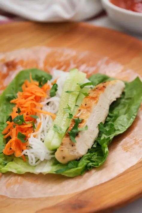 Summer Rolls Chicken, Asian Rolls Recipe, Chicken Spring Roll Recipe Rice Paper, Rice Paper Sandwiches, Rice Wrap Recipes, Rice Paper Rolls Fillings, Spring Roll Filling Ideas, Spring Rolls Chicken, Summer Spring Rolls