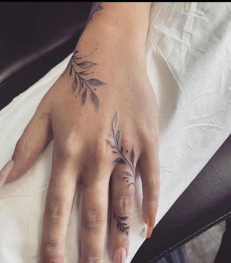 Simple Hand Tattoos, Amazing 3d Tattoos, Finger Tattoo For Women, Hand And Finger Tattoos, Boho Tattoos, Pretty Hand Tattoos, Spine Tattoos For Women, Geniale Tattoos, Hand Tattoos For Women