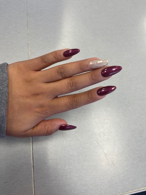 Almond Nails Burgundy, Nails For Burgundy Dress, Nails To Match Burgundy Dress, Nail Art Merah Maroon, Burgundy And Gold Nails, Fall Wedding Nails, Subtle Nail Art, Maroon Nails, Subtle Nails