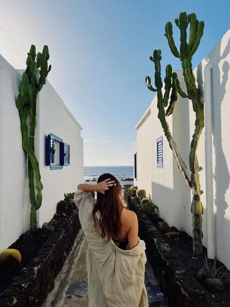 Tenerife Picture Ideas, Lanzarote Aesthetic Outfit, Lanzarote Photo Ideas, Lanzarote Outfit, Tenerife Photo Ideas, Lanzarote Aesthetic, Tenerife Aesthetic, Beach Instagram Pictures, Tropical Girl