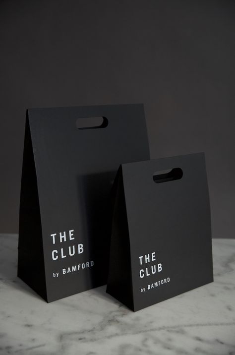 Luxury Black Packaging Design, Goodie Bag Aesthetic, Conference Gift Bag Ideas, Luxury Paper Bag Design, Creative Packaging Design Clothing, Luxury Fashion Packaging, Luxury Clothing Packaging, Hotel Accessories, Giveaway Bags