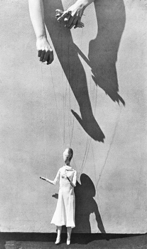 Manos del titiritero, 1929 by Tina Modotti Marionette Tattoo, Tina Modotti, Marionette Puppet, Edward Weston, Gordon Parks, Great Photographers, Bw Photo, Pics Art, On The Side