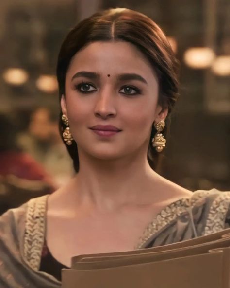 Alia Bhatt Kalank, Shaadi Makeup, Shaadi Aesthetic, Bollywood Female Actors, Aesthetic Bollywood, Mother Of Bride Makeup, Ethnic Makeup, Kohl Makeup, Indian Makeup Looks