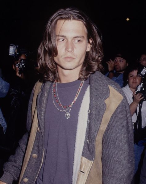 Johnny Depp Long Hair, Johnny Depp Hairstyle, Celebrity Long Hair, Grunge Style Outfits, Jheri Curl, Moda Grunge, Soft Grunge Outfits, Bald Look, Young Johnny Depp