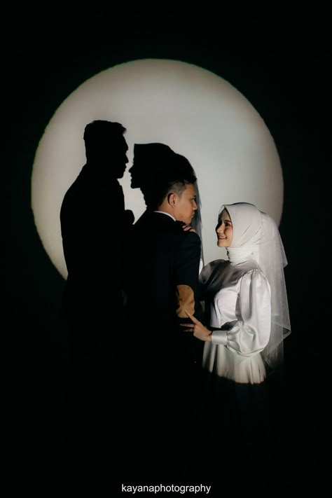 Self Photo Studio Prewedding, Priweding Photos, Konsep Foto Prewed Studio, Prewedding Ideas Casual Hijab Studio, Prewedding Pose Ideas, Studio Prewedding Photo Ideas, Ide Foto Prewedding, Inspirasi Foto Prewedding, Studio Prewedding