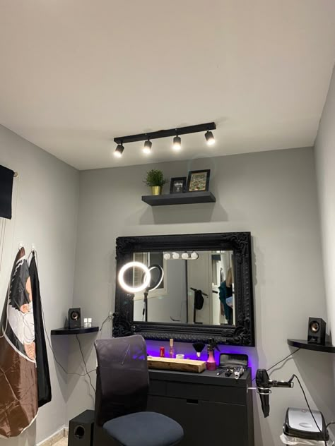 Barber Mirror Ideas, Shed Barbershop Ideas, Barber Setup At Home, Home Barber Shop Ideas, Barber Setup, Barber Studio Ideas, Home Barbershop, Barbershop Design Interior, Parlour Design