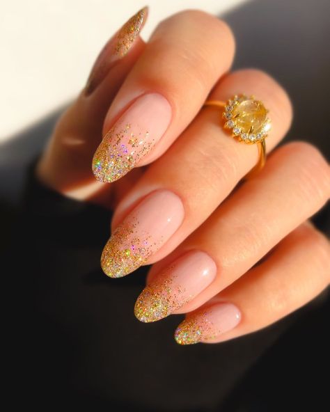 JASMIN’s Instagram post: “I’ve heard we’re all doing glitter gradients? ✨ wearing the iconic “I’m a mf supernova” by @mooncat* over a @leminimacaron crème brûlée…” Ombre Gold Nails, Ombre Fall Nails, Golden Nails Designs, Nails For Xmas, Ombre Nails Ideas, Golden Ombre, Glitter Ombre Nails, Nail Fashion Trends, Nails Easter