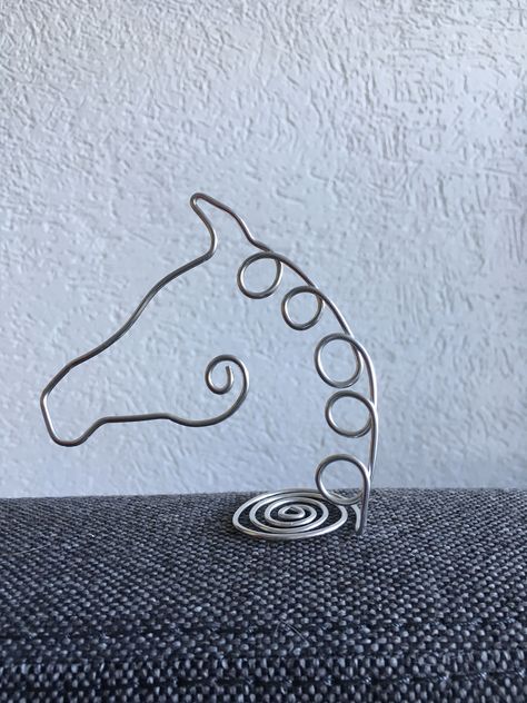 Free standing Horse head. Made of aluminium wire. Horse Wire Art, Wire Horse Head, Aluminium Wire Crafts, Standing Horse, Wire Bookmarks, Sculpture Wire, Copper Wire Art, Wire Wall Art, Wire Ornaments