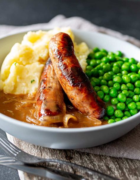 This British classic can be found on so many pub menus! And rightly so, because sausages and mashed potato (bangers and mash as it is lovingly called in England) is a comforting meal that the whole family loves. The tender sausages are served on a bed of creamy mashed potato, covered in delicious rich gravy and maybe a serve of peas on the side. British food at it's best! Red Onion Gravy, Bangers And Mash Recipe, Sausage And Mash, Bangers And Mash, Onion Gravy, Pub Food, English Food, British Food, How To Cook Steak