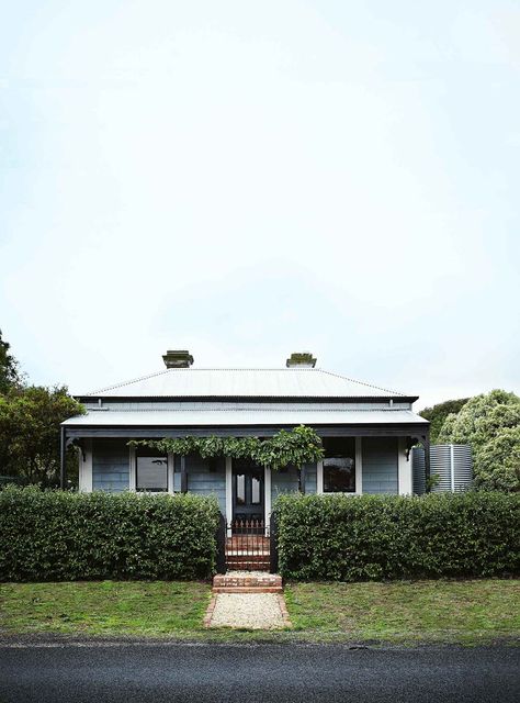 Tour a Victorian weatherboard cottage in the Central Highlands, VIC | Country Style Attic Interior Design, Melbourne Photos, Weatherboard Cottage, Interior Design Country, Country Victorian, Weatherboard House, Cottage Renovation, Country Cottage Decor, Cottage Exterior