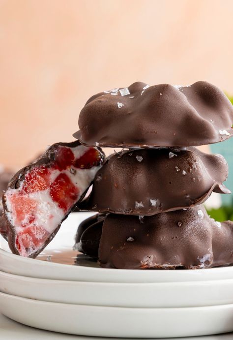 Strawberry Yogurt Clusters, Strawberry Clusters, Yogurt Clusters, Scotcheroos Recipe, Yogurt Chocolate, Chocolate Clusters, Breaking Fast, Frozen Yogurt Recipes, Greek Yogurt Flavors