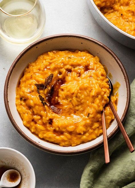 Easy Butternut Squash Risotto - This cheesy risotto recipe is a warm and hearty Fall dish. The addition of butternut squash puree elevates the arborio rice, parmesan cheese, stock, wine, and butter! Keep it vegetarian or mix it up with some seafood or chicken. Serve with a green salad and warm bread for a full meal or as a side dish. Risotto Butternut, Easy Butternut Squash, Butternut Squash Puree, Squash Risotto, Butternut Squash Risotto, Roasted Butternut Squash Soup, Risotto Recipe, Meat Free Recipes, Arborio Rice