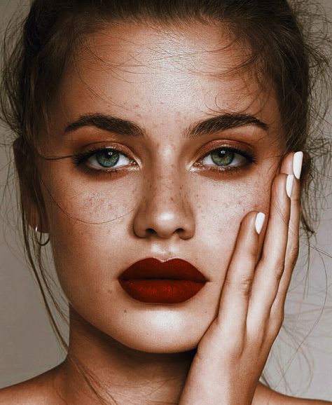 Redhead Smokey Eye Make Up, Dark Red Lip Bridal Makeup, Fall 23 Makeup, Fall Wedding Lip Color, Wedding Hair Edgy, Bridal Fall Makeup, Dark Romantic Wedding Makeup, Make Up Red Hair Brown Eyes, Cabernet Makeup