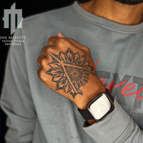 Hand Tattoo Mandala Men, Mandala Tattoo Design Mens Hand, Mandala Tattoo Hand, Hand Tattoos For Guys Men, Hand Tattoo Men, Hand Tattoos Men, Tattoo Designs Men Forearm, Mandala Tattoo Mann, Mandala Hand Tattoo