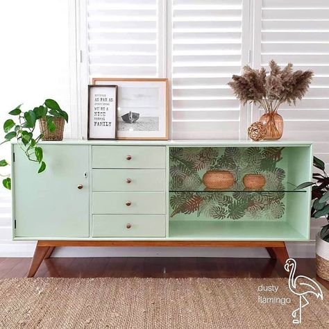 Painted Sideboard Ideas, Mint Green Furniture, Mcm Sideboard, Sideboard Makeover, Flamingo Vintage, Redesign Furniture, Sideboard Upcycle, Green Painted Furniture, Golden Furniture